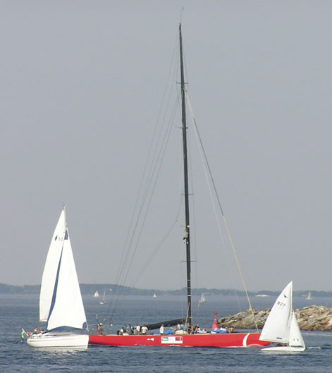 America's Cup-bt jmfrt med andra segelbtar