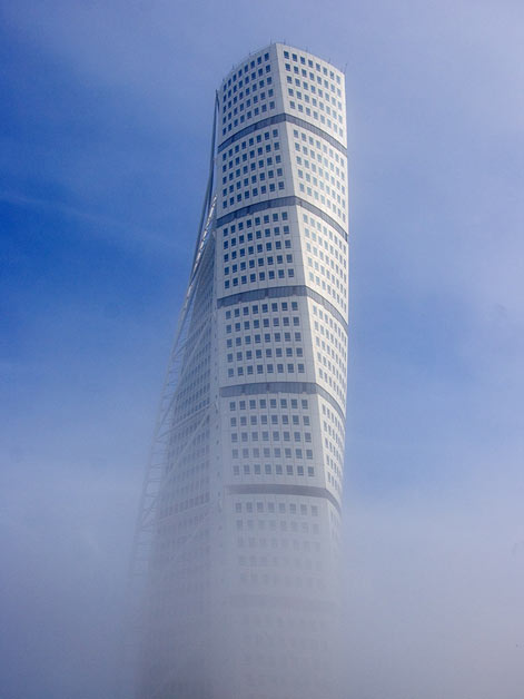 Turning Torso reser sig ur dimman